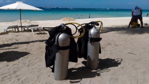 Tauchen, Tauchflaschen am Strand