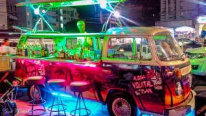 Alter VW Bus als Cocktail Bar in Pattaya